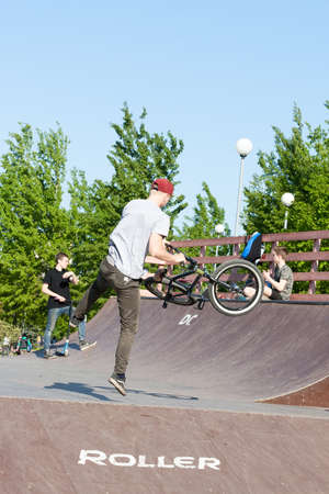 Sankt-Petereburg, Russia - May 15 2016: the man is engaged in cycle freestyle on the platform with hills. In St. Petersburg in parks many people are engaged in active sportsのeditorial素材