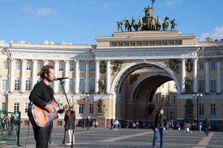 St. Petersburg, Russia-September 09,2016: The street musician plays on the street of St. Petersburg. In St. Petersburg on streets it is often possible to meet the musicians entertaining people the musicのeditorial素材