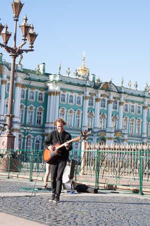 St. Petersburg, Russia-September 09,2016: The street musician plays on the street of St. Petersburg. In St. Petersburg on streets it is often possible to meet the musicians entertaining people the musicのeditorial素材