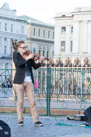 St. Petersburg, Russia-September 09,2016: The street musician plays on the street of St. Petersburg. In St. Petersburg on streets it is often possible to meet the musicians entertaining people the musicのeditorial素材