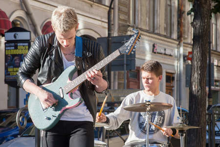 St. Petersburg, Russia-September 09,2016: The street musician plays on the street of St. Petersburg. In St. Petersburg on streets it is often possible to meet the musicians entertaining people the musicのeditorial素材