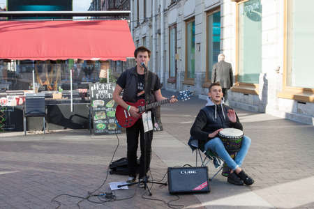 St. Petersburg, Russia-September 09,2016: The street musician plays on the street of St. Petersburg. In St. Petersburg on streets it is often possible to meet the musicians entertaining people the musicのeditorial素材