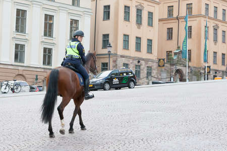 STOCKHOLM, SWEDEN - OCTOBER 26:polition patrols the city on horses,SWEDEN - OCTOBER 26 2016. In Sweden the police often uses horses for movement.のeditorial素材