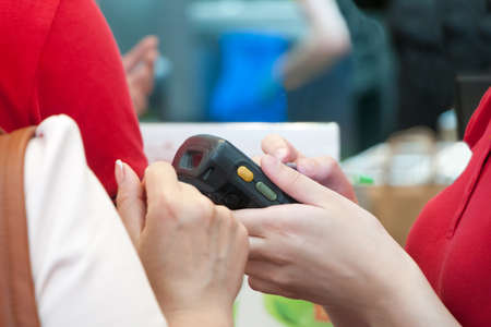 reception of the order by means of a manual gadget in the trading floor