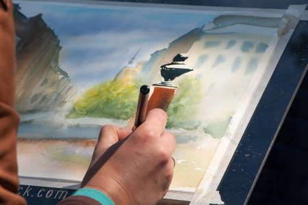 ST. PETERSBURG, RUSSIA - JUNE 25 2017: the artist draws the city from nature. In Russia, many people are fond of paintingのeditorial素材