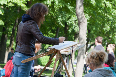 ST. PETERSBURG, RUSSIA - JUNE 25 2017: the artist draws the city from nature. In Russia, many people are fond of paintingのeditorial素材