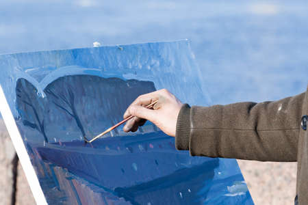 ST. PETERSBURG, RUSSIA - MARCH 27 2016: the artist draws the city from nature. In Russia, many people are fond of paintingのeditorial素材