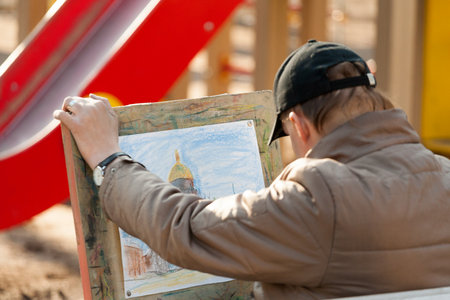 ST. PETERSBURG, RUSSIA - MARCH 27 2016: the artist draws the city from nature. In Russia, many people are fond of paintingのeditorial素材