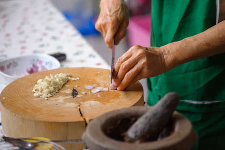 Cook is shredded shallotsの写真素材