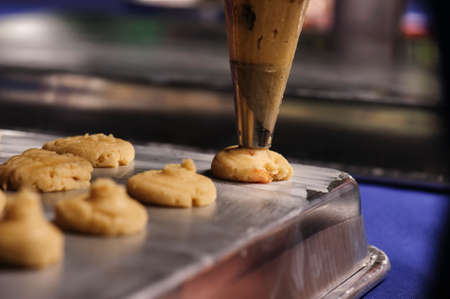 Process of squeezing flour to make cookies