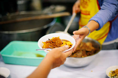 From hand to hand : Sharing Food With Homeless