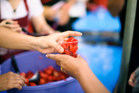 The donation is a hope for hungry people to fight : Volunteers Share Food to the Poor to Relieve Hunger : The concept of sharingの写真素材