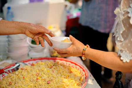 The donation is a hope for hungry people to fight : Volunteers Share Food to the Poor to Relieve Hunger : The concept of sharingの写真素材