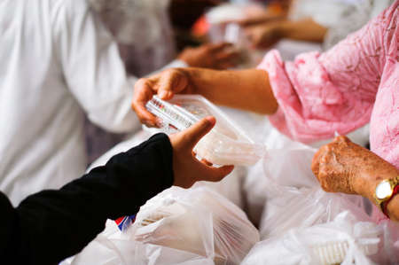 the economic downturn causes food shortages : Donate Food with Love and Hope to the Poor: The concept of food is essential to life: the concept of hope: Hand-feeding to the needy in society : Concept of Feedingの写真素材