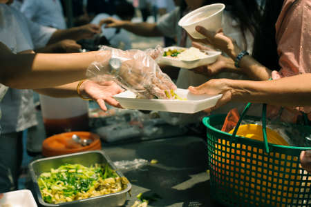 the economic downturn causes food shortages : Donate Food with Love and Hope to the Poor: The concept of food is essential to life: the concept of hope: Hand-feeding to the needy in society : Concept of Feedingの写真素材