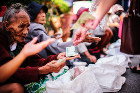 Chiang Mai, Thailand - OCTOBER 20, 2019 : Children and the poor are waiting to receive donations and money from philanthropists in Chiang Maiのeditorial素材