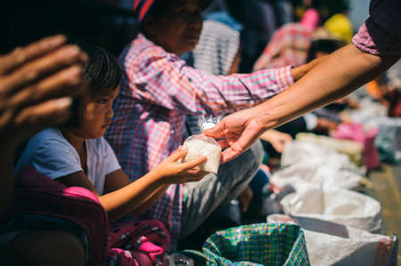 Chiang Mai, Thailand - OCTOBER 20, 2019 : Children and the poor are waiting to receive donations and money from philanthropists in Chiang Maiのeditorial素材