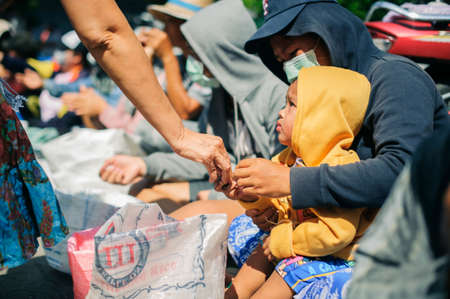 Chiang Mai, Thailand - OCTOBER 20, 2019 : Children and the poor are waiting to receive donations and money from philanthropists in Chiang Maiのeditorial素材