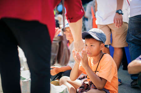 Chiang Mai, Thailand - OCTOBER 20, 2019 : Children and the poor are waiting to receive donations and money from philanthropists in Chiang Maiのeditorial素材
