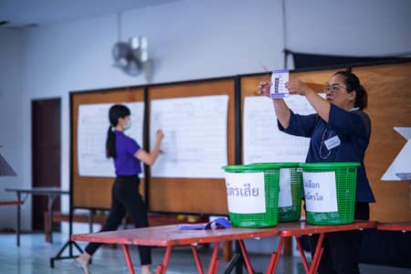 Members of the Election Place hold voting cards and count the votes of the municipal council members and the mayor in Khua Mung Subdistrict, Saraphi District.のeditorial素材