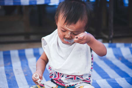 MAE HAE NOI OMKOI CHIANG MAI, THAILAND - JANUARY 10 , 2019 : Volunteers donate lunch to the children in Chiang Mai, Thailandのeditorial素材
