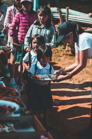 MAE HAE NOI OMKOI CHIANG MAI, THAILAND - JANUARY 10 , 2019 : Volunteers donate lunch to the children in Chiang Mai, Thailandのeditorial素材