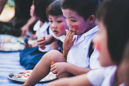 MAE HAE NOI OMKOI CHIANG MAI, THAILAND - JANUARY 10 , 2019 : Volunteers donate lunch to the children in Chiang Mai, Thailandのeditorial素材
