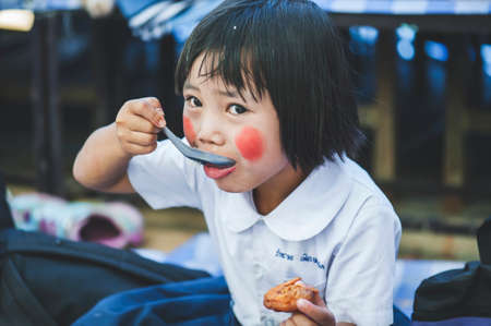 MAE HAE NOI OMKOI CHIANG MAI, THAILAND - JANUARY 10 , 2019 : Children are enjoying a delicious lunch from donations in Chiang Mai, Thailandのeditorial素材