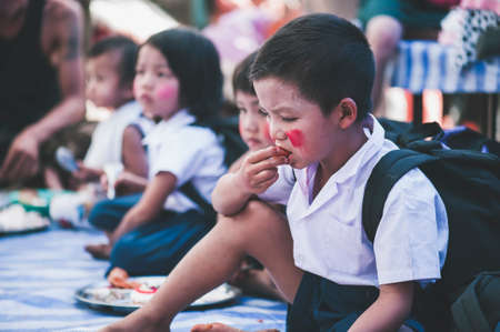 MAE HAE NOI OMKOI CHIANG MAI, THAILAND - JANUARY 10 , 2019 : Children are enjoying a delicious lunch from donations in Chiang Mai, Thailandのeditorial素材