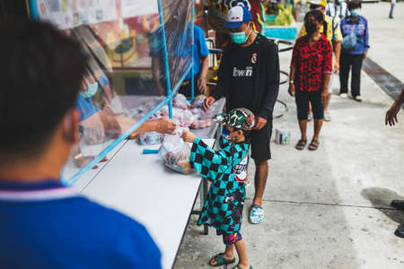 CHIANG MAI, THAILAND - JULY 19, 2021:  Volunteer to distribute food to people affected by the Covid-19 outbreak in Chiang Mai, Thailandのeditorial素材