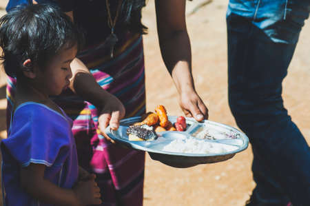 MAE HAE NOI OMKOI CHIANG MAI, THAILAND - JANUARY 10 , 2019 : Volunteers donate lunch to the children in Chiang Mai, Thailandのeditorial素材