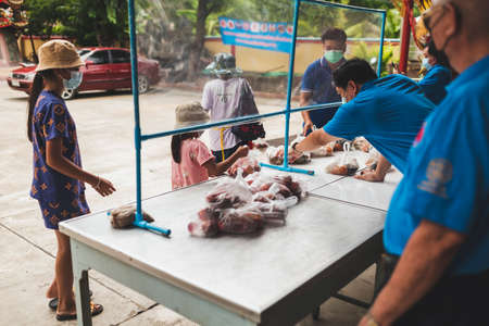 MAE HAE NOI OMKOI CHIANG MAI, THAILAND - JANUARY 10 , 2019 : Children are enjoying a delicious lunch from donations in Chiang Mai, Thailandのeditorial素材