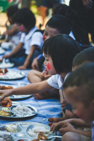 MAE HAE NOI OMKOI CHIANG MAI, THAILAND - JANUARY 10 , 2019 : Children are enjoying a delicious lunch from donations in Chiang Mai, Thailandのeditorial素材