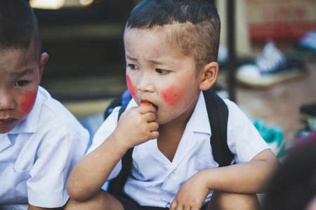 MAE HAE NOI OMKOI CHIANG MAI, THAILAND - JANUARY 10 , 2019 : Children are enjoying a delicious lunch from donations in Chiang Mai, Thailandのeditorial素材