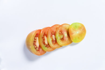how to cut tomatoes with a white backgroundの写真素材