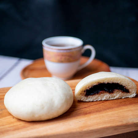 Bakpao, yeast-leavened filled bun in various Chinese cuisines, filling with chocolateの写真素材