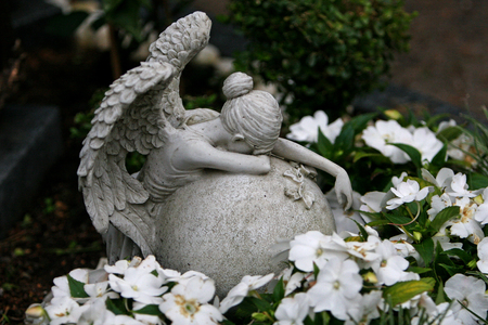 Angel weeping at gravestoneの写真素材