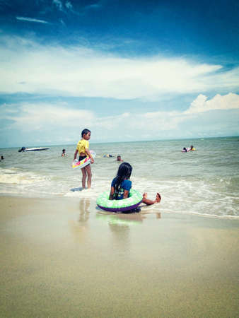 kids playing at the beachの素材