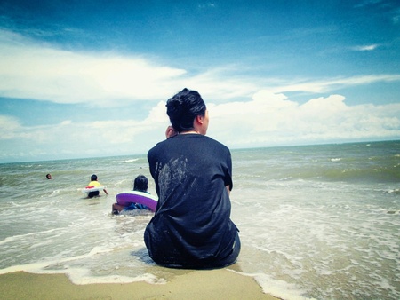 Woman at the beach の素材
