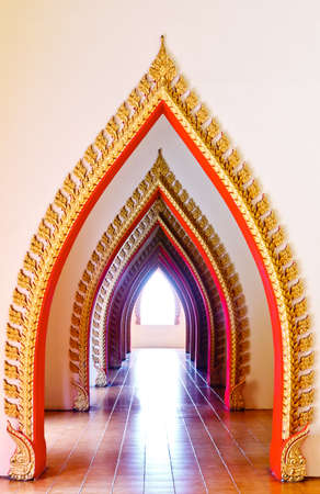 Thai art door in Wat  temple Tham Suaのeditorial素材