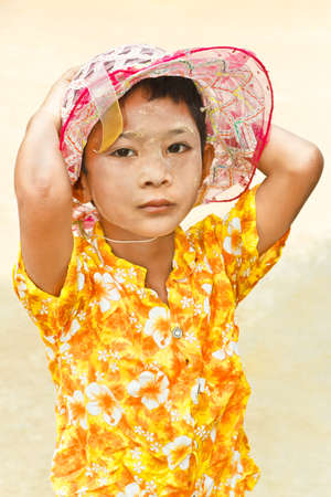 MAE HONG SON, THAILAND -APRIL 5: Unidentified Tai Yai (ethnic group living in parts of Myanmar and Thailand) casual dress to the religious ceremony at the temple on April 5, 2014 in Mae hong son Thailand.のeditorial素材