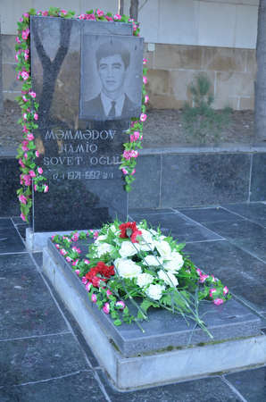 Azerbaijan, Baku, January 20, 2011. People visiting Alley of Martyrs on anniversary of 20th January tragedy when Soviet Army attacked Baku in 1990, killing 137 people, wounding 744のeditorial素材