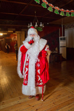 Baku, Azerbaijan . 12.01.2018 . Santa Claus is singing Christmas songs against . Man in Santa Claus suit posing with microphone. Father Frost speaks with a microphone .のeditorial素材