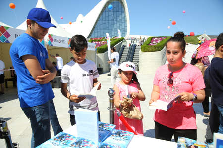 BAKU, AZERBAIJAN - JUNE 1 2019 : Kids festival . In park of Heydar Aliyev Center. children read a bookのeditorial素材