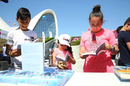BAKU, AZERBAIJAN - JUNE 1 2019 : Kids festival . In park of Heydar Aliyev Center. children read a bookのeditorial素材