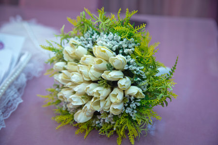 Freesia Koppert . Freesia Single White . White wedding bouquet . vory and green wedding bouquet of roses and freesia flowers . Wedding bouquet made of white roses isolated on a white backgroundの写真素材