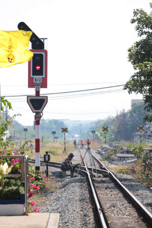 CHACHOENGSAO THAILAND - JANUARY 10: Worker from State Railway of Thailand (SRT.) checking railroad on January 10,2015 in Chachoengsao Junction Railway Station, Chachoengsao, Thailand.のeditorial素材