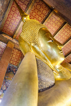 Reclining Buddha Gold Statue at Wat Pho, Bangkok, Thailandのeditorial素材