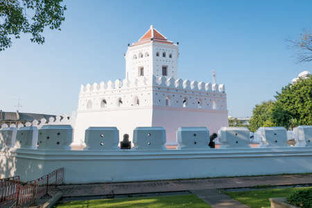 Phra Sumen Fort with street name, View with Rama Viii bridge in backgroundのeditorial素材