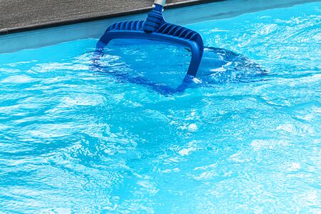 Clean the pool with scoop leaves